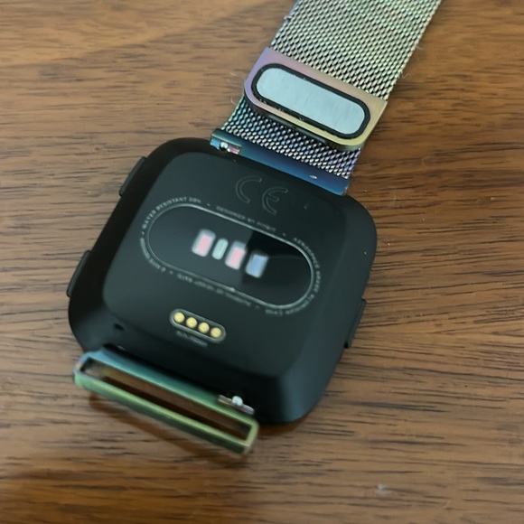 Fitbit Versa Smart Watch Bluetooth Fitness Tracker. Black version. Model: FB504 - Picture 3 of 5